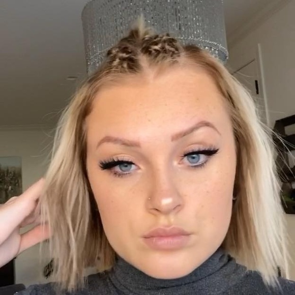 Poshmark profile picture for @khaz
